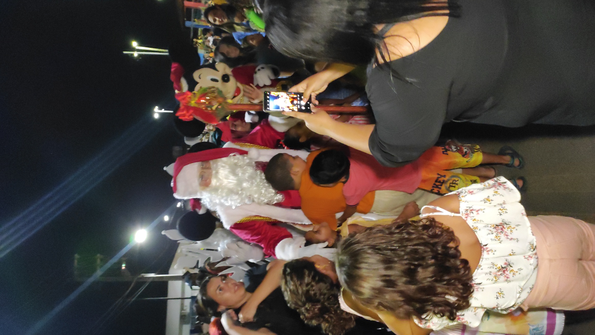Papai Noel e a turma da Disney atrai uma grande multidão as ruas de Caldas Brandão e do distrito do Cajá